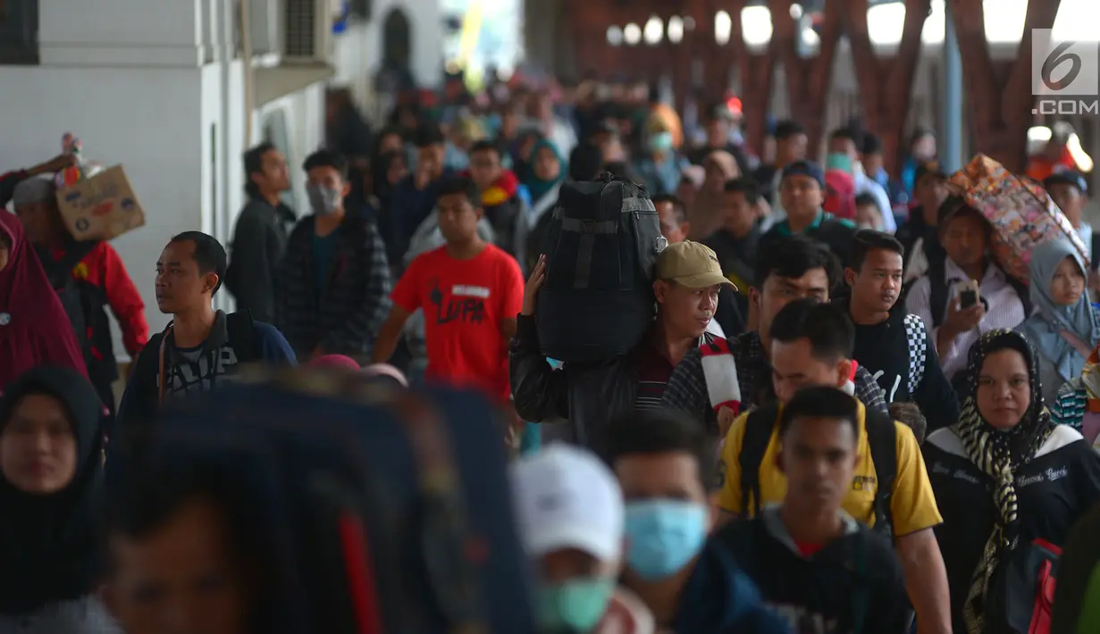 Suasana arus balik di Stasiun Senen, Jakarta, Senin (18/6). Belum terjadi lonjakan pemudik pada arus balik tiga hari setelah Lebaran. (Merdeka.com/Imam Buhori)