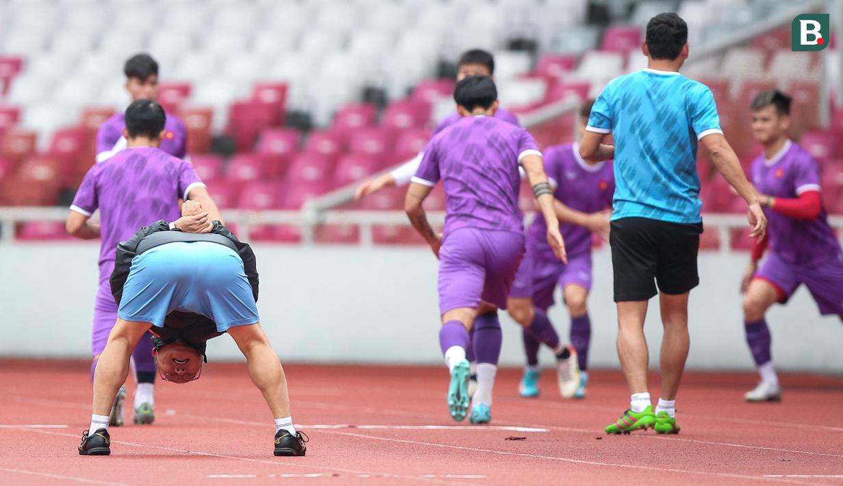 Pelatih Timnas Vietnam, Park Hang-seo ikut melakukan pemanasan saat latihan resmi menjelang laga semifinal Piala AFF 2022 melawan Timnas Indonesia yang berlangsung di Stadion Utama Gelora Bung Karno (SUGBK), Jakarta, Kamis (05/01/2023). (Bola.com/Bagaskara Lazuardi)