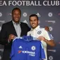 Pedro Rodriguez bersama Direktur Teknik Chelsea, Michael Emenalo, setelah penandatanganan kontrak berdurasi empat tahun. (Chelseafc.com)