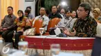 Calon pimpinan KPK Johan Budi memaparkan visi misinya saat sesi wawancara dengan pansel KPK di Gedung Setneg, Jakarta, Selasa (25/8/2015). Menurut Johan, narapidana kasus-kasus pelanggaran berat tidak perlu diberi remisi. (Liputan6.com/Faizal Fanani)