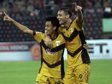 Ekspresi Pesepakbola Mitra Kukar Yogi Rahadian (kiri) usai mencetak gol ke gawang PS TNI  pada pertandingan 8 besar Piala Jenderal Sudirman di Stadion Manahan Solo, Minggu (20/12/2015). Mitra Kukar menang 3-1. (Foto:Boy Harjanto)