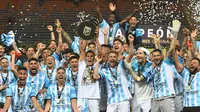 Racing Club berhasil meraih Trofeo de Campeones de la Liga Profesional setelah mengalahkan Boca Juniors dengan skor 2-1 di&nbsp;Estadio Parque La Pedrera, Villa Mercedes, Senin (7/11/2022) pagi WIB. Akan tetapi, duel kedua tim berlangsung panas dan diwarnai 10 kartu merah. (RAMIRO GOMEZ/TELAM/AFP)