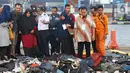 File foto pada 31 Oktober 2018 memperlihatkan beberapa keluarga korban jatuhnya pesawat Lion Air JT 610 melihat barang-barang temuan di Pelabuhan JICT 2, Jakarta. 189 orang menjadi korban jatuhnya pesawat Lion Air JT-610 pada 29 Okotber 2018 silam. (Liputan6.com/Helmi Fithriansyah)