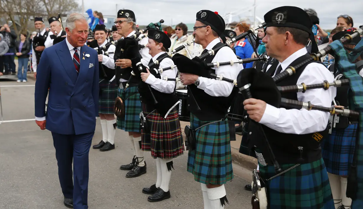 Pangeran Charles menyapa sekumpulan warga yang menyambutnya dengan pakaian dan kesenian tradisional di Nova Scotia, Kanada, Senin (19/5/14). (REUTERS/Mark Blinch)