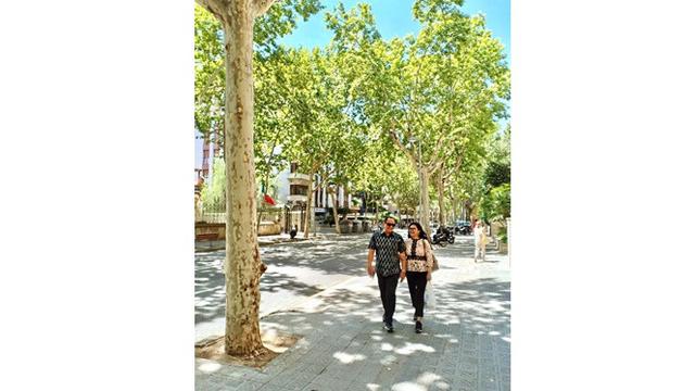 6 Gaya Liburan Bella Saphira di Barcelona, Mesra Bareng Suami