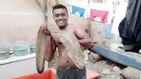 Seorang nelayan menemukan belut raksasa yang beratnya mencapai 80 kilogram di Gorontalo. (Liputan6.com/Aldiansyah Mochammad Fachrurrozy)