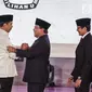 Capres dan cawapres nomor urut 01 Joko Widodo atau Jokowi-Ma'ruf Amin bersalaman dengan capres dan cawapres nomor urut 02 Prabowo Subianto-Sandiaga Uno usai debat perdana Pilpres 2019 di Hotel Bidakara, Jakarta, Kamis (17/1). (Liputan6.com/Faizal Fanani)