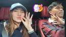 Aaliyah Massaid dan Thariq Halilintar gunakan hak pilihnya pertama kali sebagai pasutri. Keduanya terlihat kompak kenakan long sleeve berkerah meski dengan motif yang berbeda [@aaliyah.massaid]