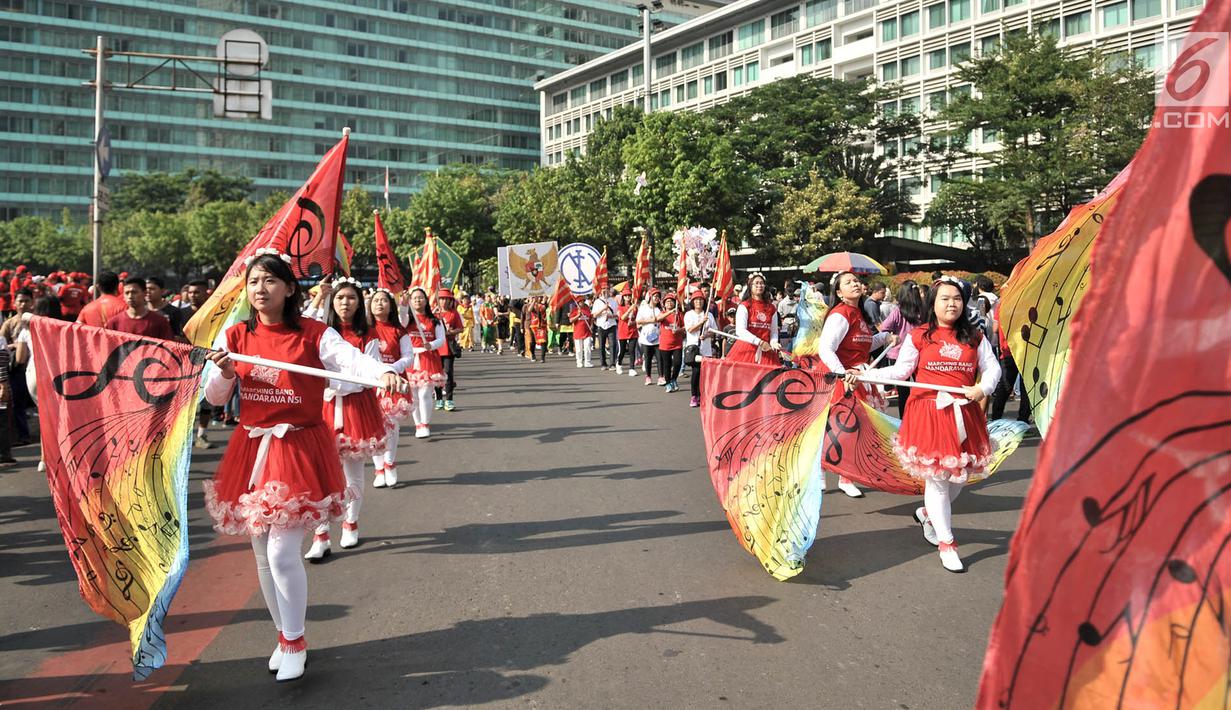 Umat lintas agama melakukan gerak jalan menyambut Pemilu 2019 di kawasan Car Free Day, Jakarta, Minggu (21/10). Acara ini juga melibatkan 20 komunitas beragama seperti umat Buddha di Indonesia (WALUBI dan PERMABUDHI). (Merdeka.com/ Iqbal S. Nugroho)