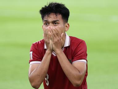 Luapan ekspresi pemain depan timnas Indonesia, Witan Sulaeman usai gagal memanfaatkan peluang mencetak gol ke gawang Thailand pada lanjutan kualifikasi Grup A Piala AFF 2022 di Stadion Utama Gelora Bung Karno, Jakarta, Kamis (29/12/2022). Laga berakhir imbang 1-1. (Liputan6.com/Helmi Fithriansyah)