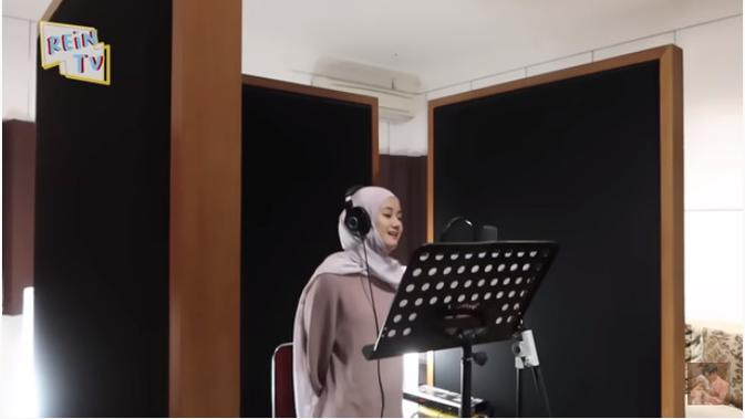 Momen Dinda Hauw dan Rey Mbayang saat Rekaman. (Sumber: YouTube/ Rein Tv)