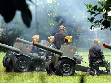 Personel TNI AD melakukan gladi bersih untuk menyambut kedatangan Raja Salman bin Abdulaziz di Istana Bogor, Rabu (1/3). 21 dentuman meriam dan kibaran bendera kedua negara mewarnai sambut Raja Salman di Kota Bogor. (Liputan6.com/Helmi Fithriansyah)