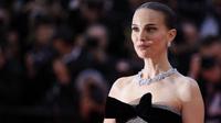 Natalie Portman tiba untuk pemutaran film "Arco" di Festival Film Cannes ke-78 di Cannes, Prancis selatan, pada 16 Mei 2025. (Valery HACHE/AFP)