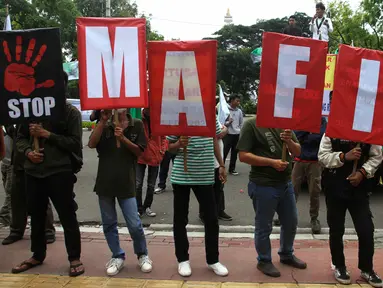 Massa dari Bakornas LKBHMI PB Himpunan Mahasiswa Islam (HMI) melakukan aksi unjuk rasa di depan Gedung Mahkamah Agung (MA),Jakarta,  Selasa (25/10/2022). Aksi tersebut untuk menuntut MA untuk menangkap, membongkar, dan mengusut praktik mafia tanah dan mafia peradilan. (Liputan6.com/Angga Yuniar)