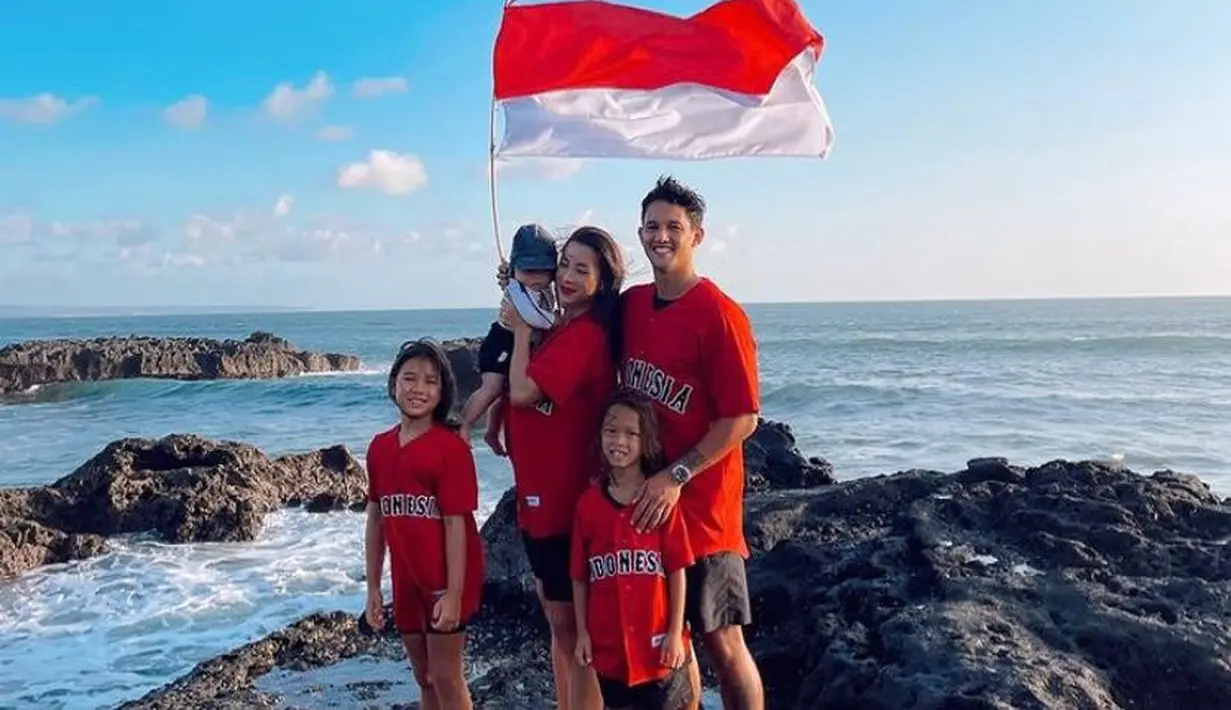 Seperti potret ini, kala merayakan Hari Kemerdekaan RI tahun lalu, mereka tampil kompak kenakan kaus merah dan celana pendek hitam.  (Instagram/jenniferbachdim).