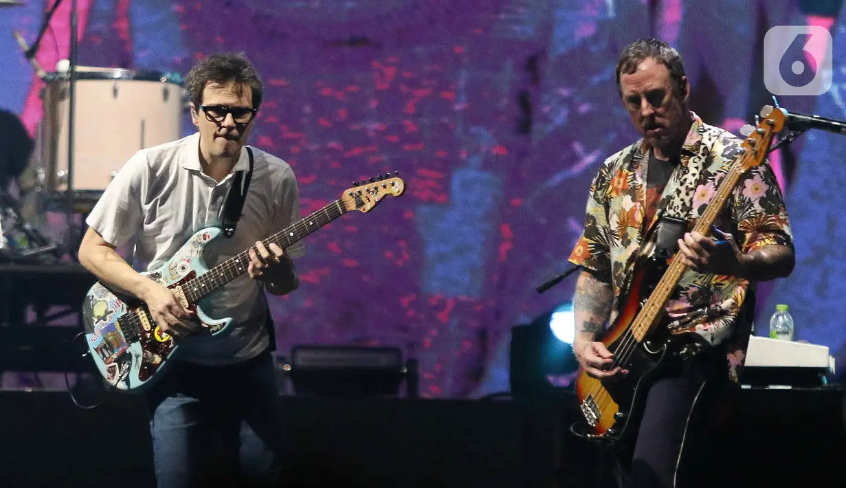 Grup musik asal California, Weezer saat tampil memeriahkan Soundrenaline di Allianz Ecopark, Ancol, Jakarta Utara, Sabtu (26/11/2022). Weezer tampil memeriahkan Soundrenaline 2022 dengan membawakan lagu  Beverly Hills, dan Anak Sekolah milik Chrisye. (Liputan6.com/Herman Zakharia)