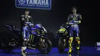 Pebalap Monster Energy Yamaha, Valentino Rossi dan Maverick Vinales saat peluncuran motor baru untuk MotoGP 2019 di Hotel Four Season, Senin (4/2). Motor baru tersebut diharapkan bisa mengangkat performa Yamaha. (Bola.com/Okie Prabhowo)