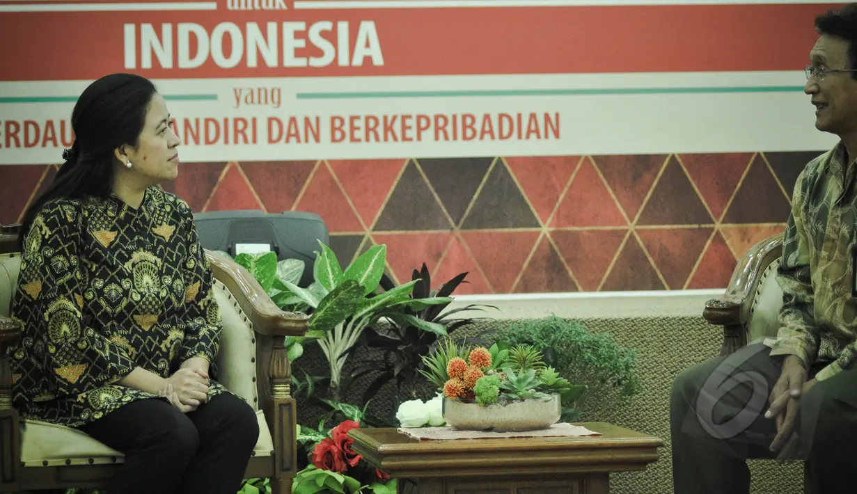 Menko Bidang Pembangunan Manusia Dan Kebudayaan Puan Maharani menerima Pjs Kepala Kanwil DJP Wajib Pajak Besar Rida Handanu sebelum menyerahkan SPT pajak penghasilan di Kantor Kementerian PMK, Jakarta, Kamis (26/3/2015). (Liputan6.com/Faizal Fanani)