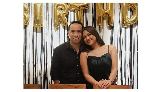 7 Potret Mesra Marion Jola dan Dennis Talakua, Jadi Sorotan