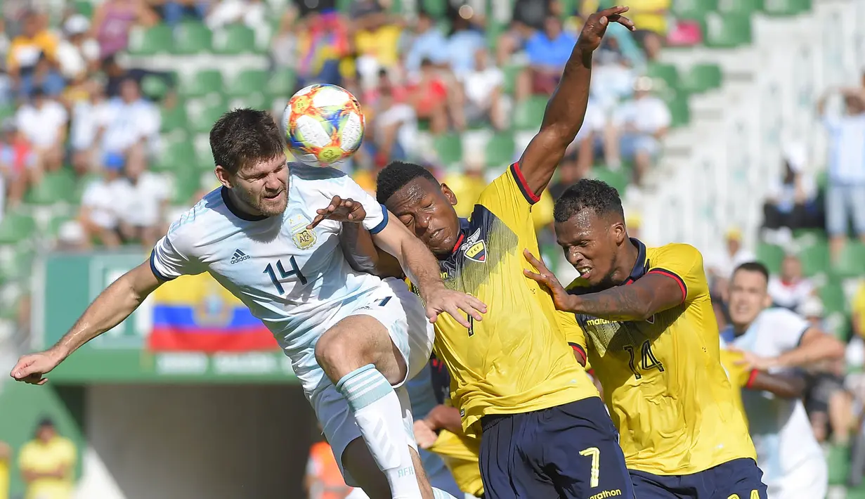 Bek Argentina, Walter Kanemann, menyundul bola saat melawan Ekuador pada laga persahabatan di Stadion Martinez Valero, Elche, Minggu (13/10). Ekuador kalah 1-6 dari Argentina. (AFP/Jose Jordan)