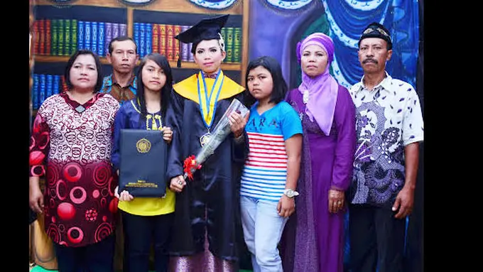 Dua keluarga bisa saling bertemu dalam wisuda saya | Foto: dok. pribadi Riska Ning Tias