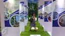 Pengunjung melintas saat gerai paterna pupuk Indonesia saat Indonesia Bussiness and Development Expo 2016 di, Jakarta, Kamis (8/9). Pameran tersebut diikuti lebih dari seratus BUMN dan BUMD. (Liputan6./Fery Pradolo)