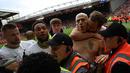 Pemain Tottenham Hotspur, Richarlison melakukan selebrasi dengan melepas jersey setelah mencetak gol penyeimbang ke gawang Liverpool di tambahan waktu babak kedua dalam pertandingan lanjutan English Premier League 2022/2023 yang berlangsung di Anfield stadium, Minggu (30/4/2023). Akibat perbuatannya melepas jersey, wasit memberikan kartu kuning kepada Richarlison. (AFP/Paul Ellis)