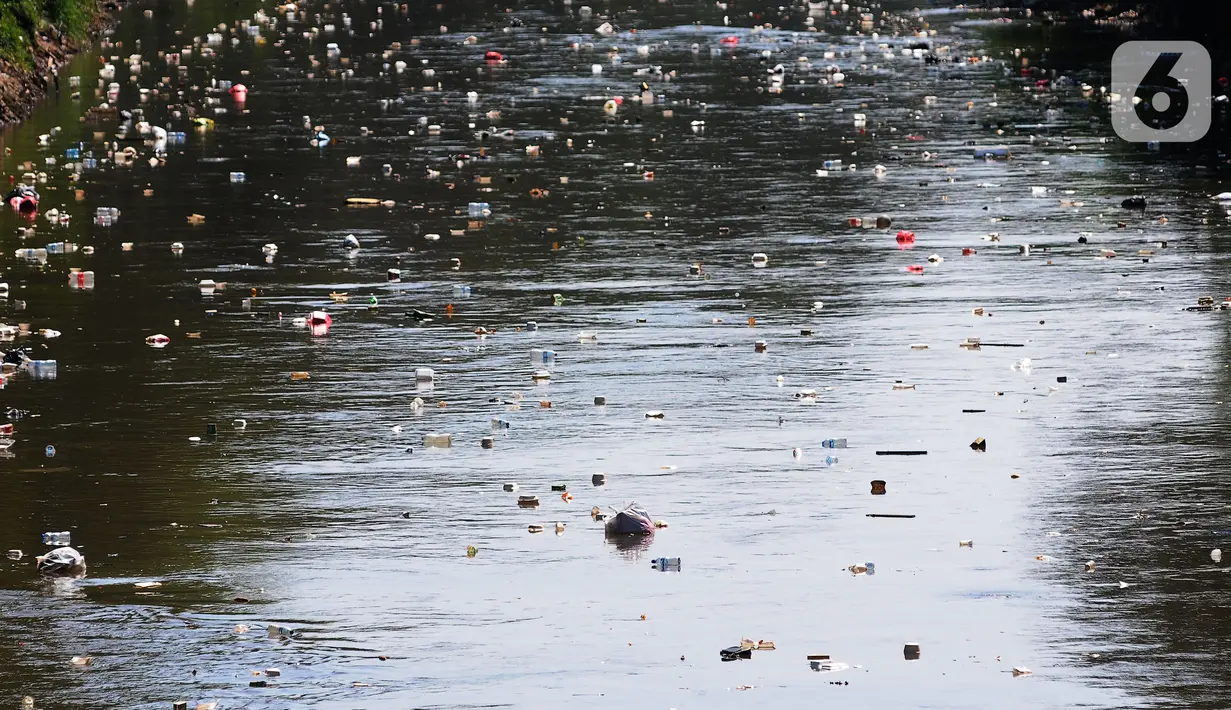 Pemerintah pusat maupun daerah melakukan berbagai upaya untuk dapat mengurangi dampak negatif sampah plastik. (merdeka.com/Imam Buhori)