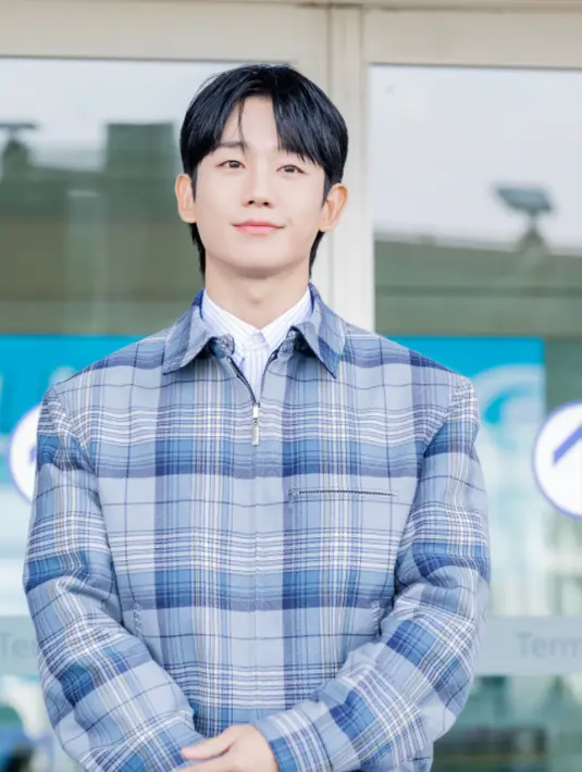 Jung Haein mengenakan koleksi busana pria terbaru Dior Spring 2025 dari ujung kepala hingga ujung kaki untuk airport stylenya. Ia pun layak disebut sebagai “Human Dior”. [Dior]
