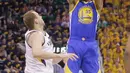 Kevin Durant bersiap menembakan bola ke dalam ring saat pertandingan Semifinal Wilayah Barat Playoffs NBA 2017 di Salt Lake City (5/6). Kemenangan di gim ketiga ini membuat Warriors unggul 3-0 atas Jazz. (AP Photo/Rick Bowmer)