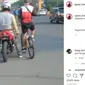 Tangan Lepas Setang, Pesepeda Ini Tabrak Motor di Pinggir Jalan (Instagram @agoez_bandz4)