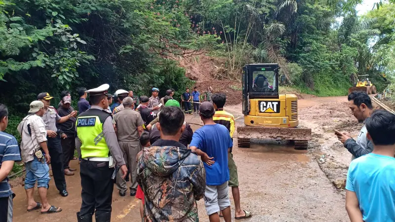 Puluhan Orang Terjebak Timbunan Longsor di Jalur Majalengka-Kuningan Berhasil Dievakuasi