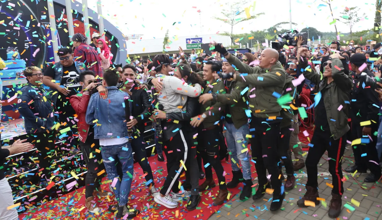 Tak hanya itu, beberapa penggemar sinetron Anak Langit diajak naik ke atas panggung. Mereka yang beruntung, ditantang untuk beradu akting dengan para pemain Anak Langit. (Nurwahyunan/Bintang.com)