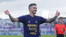 Rayco Rodriguez merayakan gol yang dicetak Hokky Caraka berkat umpan akuratnya saat melawan Persik Kediri di BRI Super League di Stadion Indomilk Arena, Minggu (21/12/2025). (Bola.com/M Iqbal Ichsan)