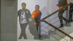 Rektor Universitas Jenderal Soedirman (Unsoed) Akhmad Sodiq berjalan menuju mobil tahanan seusai menjalani pemeriksaan di Gedung Merah Putih KPK, Jakarta, Sabtu, 22 Agustus 2026. KLY/ Arie Basuki)