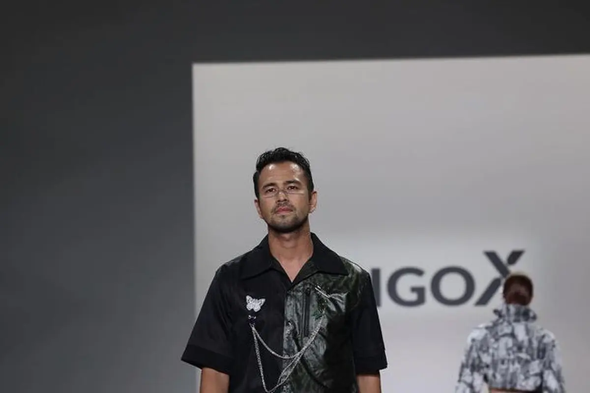 Raffi Ahmad jalan di catwalk New York Fashion Week