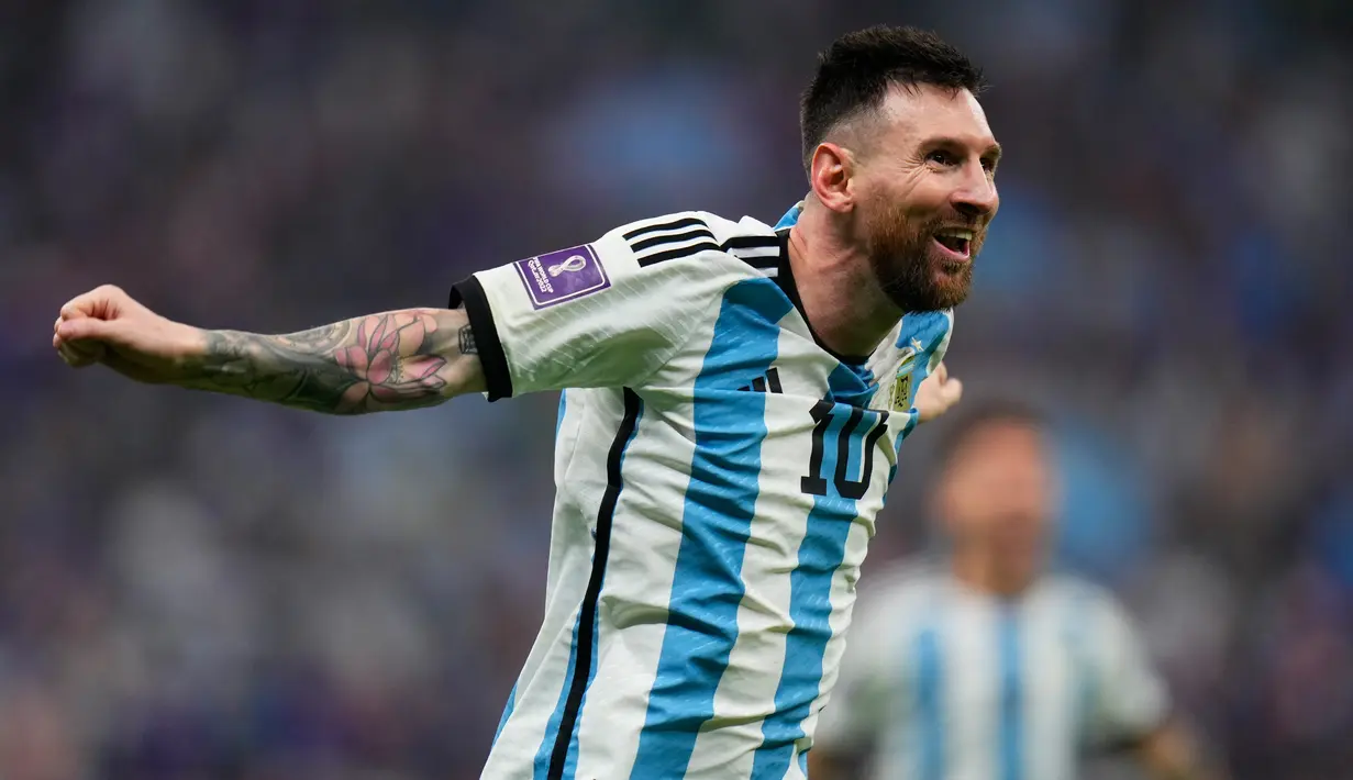 Pemain Argentina Lionel Messi merayakan gol saat melawan Prancis pada pertandingan sepak bola final Piala Dunia 2022 di Stadion Lusail, Lusail, Qatar, 18 Desember 2022. Bermain imbang 3-3 selama 120 menit, Prancis akhirnya tumbang 2-4 dari Argentina dalam drama adu penalti. (AP Photo/Petr David Josek)