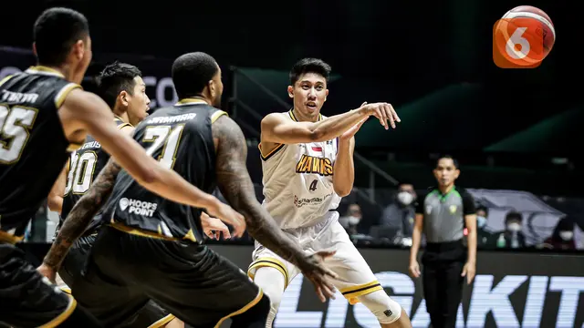 Bounce Pass Adalah Teknik Memberi Umpan dalam Basket, Begini Cara Melakukannya
