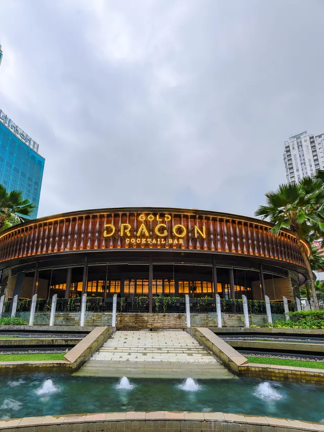 Hotman Paris hingga Livy Renata Meriahkan Acara Pembukaan Outlet Terbaru HW Group di Central Park.