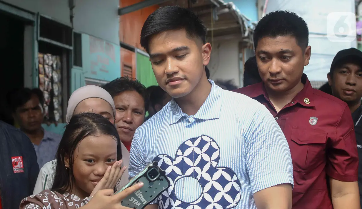 Sejumlah warga pun dipersilakan untuk berswafoto bersama Kaesang. (Liputan6.com/Herman Zakharia)