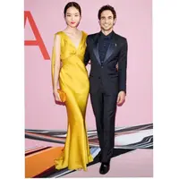 Zac Posen bersama Fei Fei Sun dalam gaun rancangannya (Instagram @zacposen)