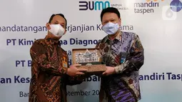 Kerjasama tersebut di khususkan untuk nasabah yang menggunakan kartu debit silver, gold, plus dan smard card Bank Mandiri Taspen di 422 klinik kesehatan dan 73 laboratorium Kimia Farma dengan potongan harga 10% untuk pemeriksaan laboratorium. (Liputan6.com/HO/Mandiri Taspen)