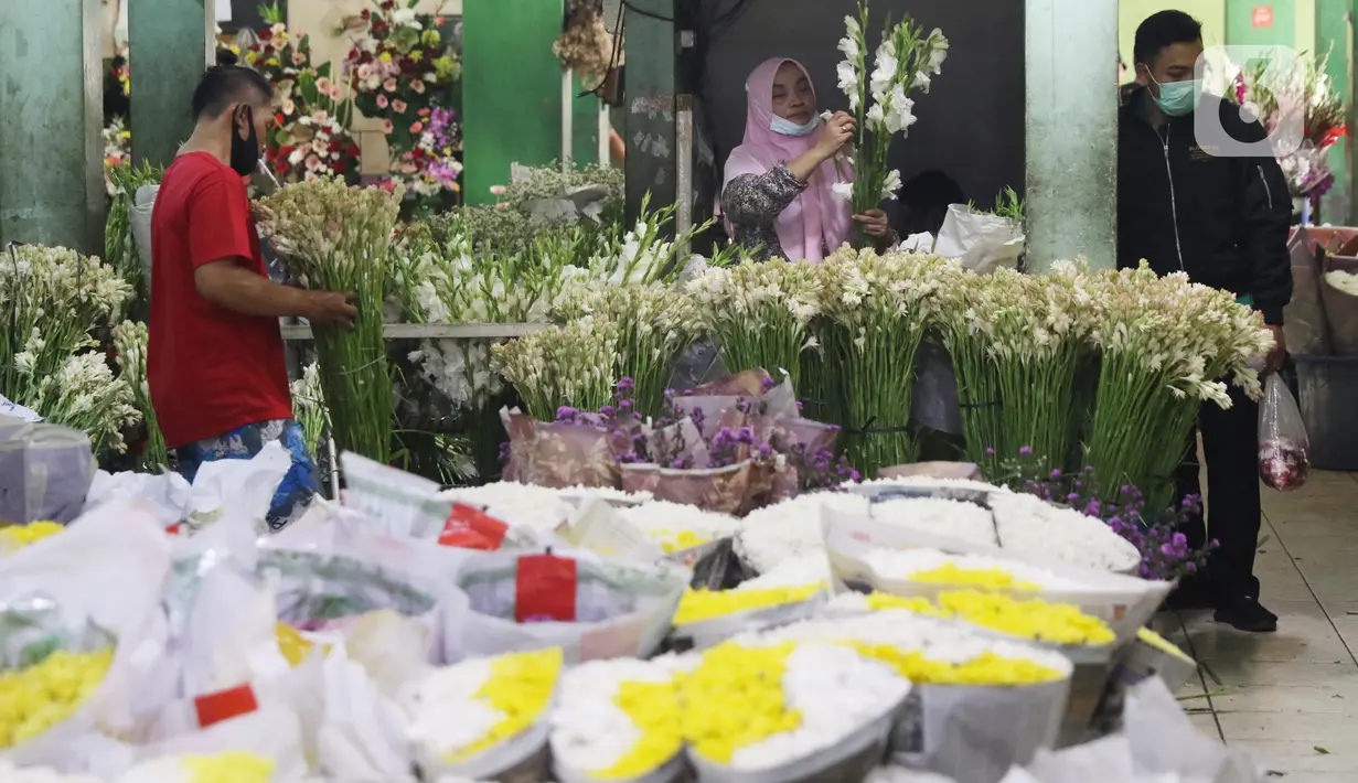 Warga memilih bunga potong untuk hiasan Lebaran di Rawa Belong, Jakarta Barat, Rabu (12/6/2021). Menyambut Hari Raya Idul Fitri 1442 H, banyak warga memburu bunga potong untuk menghias rumah. (Liputan6.com/Angga Yuniar)