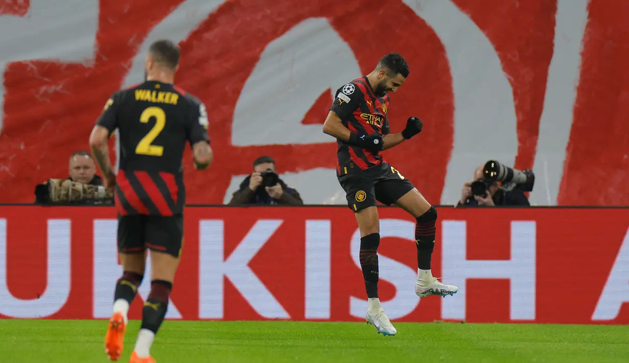 Selebrasi gelandang Manchester City, Riyad Mahrez setelah menjebol gawang RB Leipzig pada laga leg pertama babak 16 besar Liga Champions 2022/2023 di Leipzig, Jerman (22/2/2023). Riyad Mahrez tercatat telah mencetak 3 gol dan 2 assist dari total 9 laga bagi Manchester City hingga babak semifinal. Gol terakhirnya dicetak saat Man City bermain imbang 1-1 dengan RB Leipzig pada leg pertama babak 16 besar, 22 Februari 2023. (AFP/Odd Andersen)