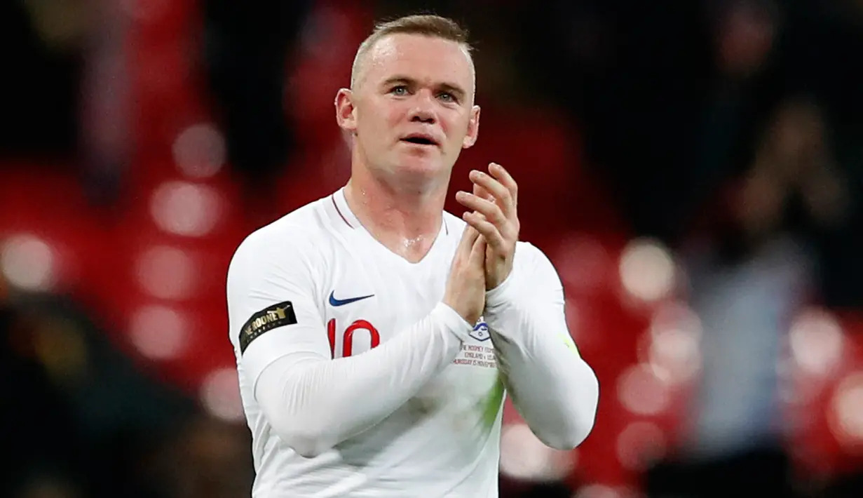 Striker Inggris, Wayne Rooney bertepuk tangan usai pertandingan persahabatan melawan Amerika Serikat (AS) di Stadion Wembley, Inggris (16/11). Laga ini merupakan laga perpisahan bagi Wayne Rooney bersama timnas Inggris. (AP Photo/Alastair Grant)