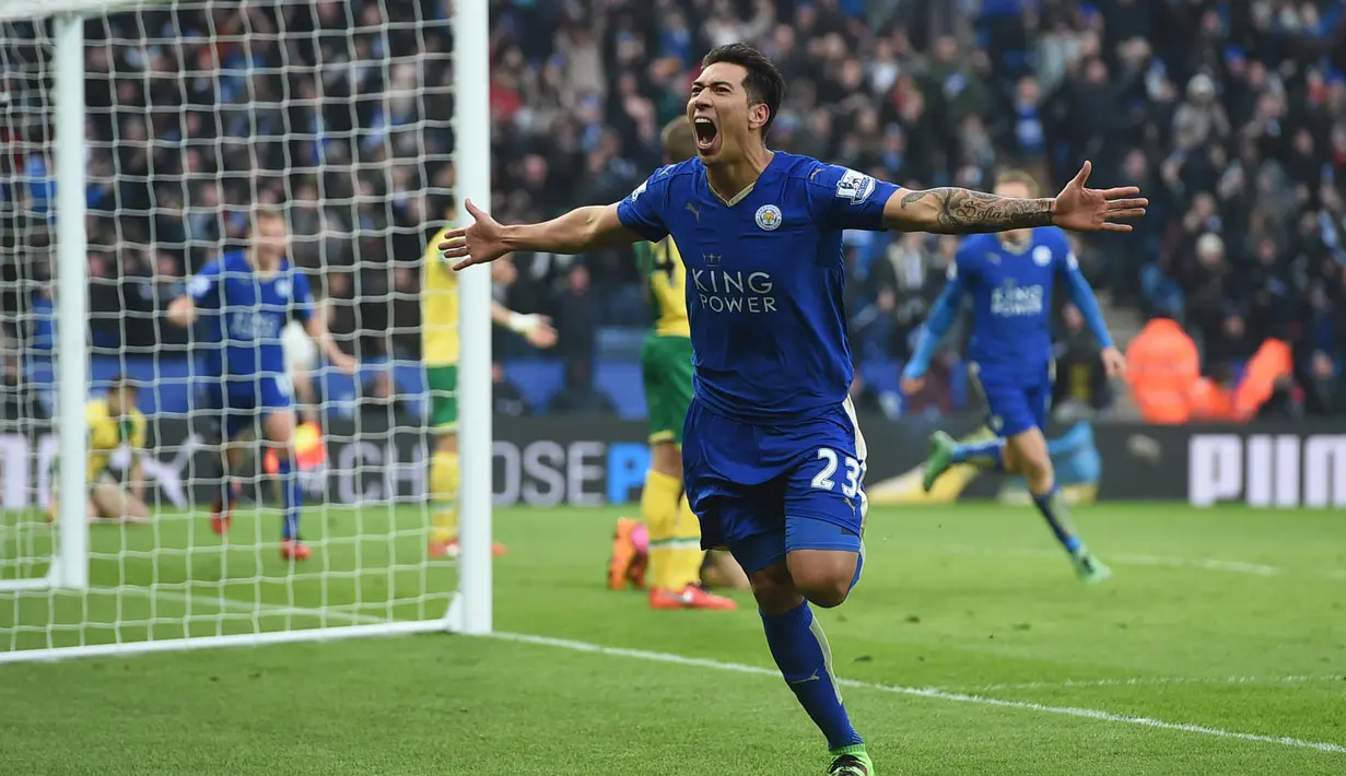 Pemain Leicester City, Leonardo Ulloa merayakan keberhasilannya membobol gawang Norwich City pada laga Liga Inggris pekan ke-27 di Stadion King Power, Sabtu (27/2/2016) malam WIB. (Reuters/Alan Walter) 
