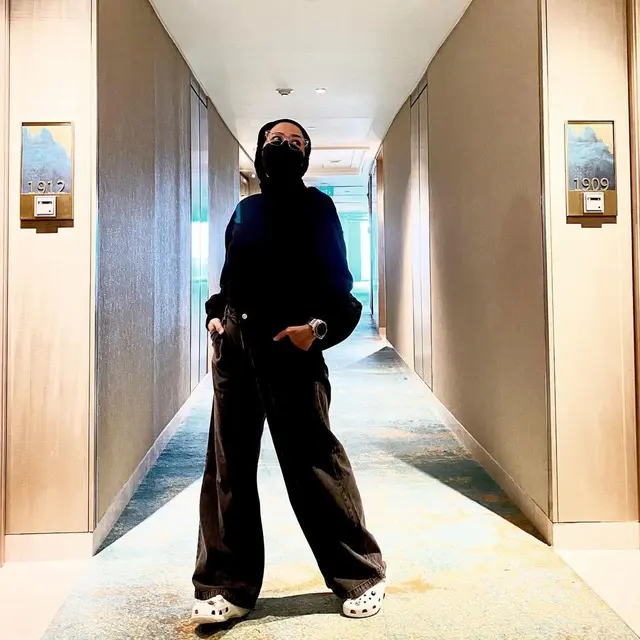 6 Gaya OOTD Trinil Moeby Ibu Hanggini, Tak Kalah Kece dari Sang Anak