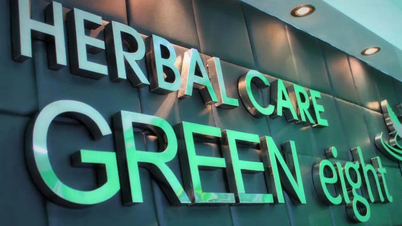 (c) Green Eight