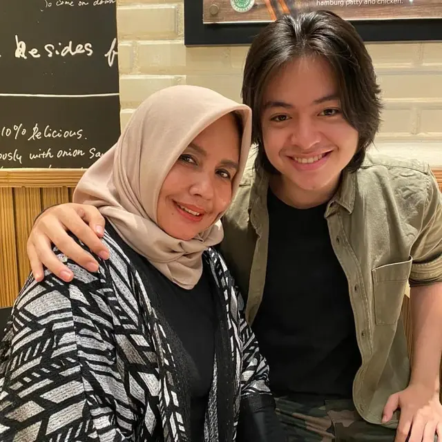Sudah Akrab, Ini 6 Potret Kedekatan Angga Yunanda dan Ibu Shenina Cinnamon