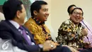 Wakil ketua DPR, Fadli Zon tertawa saat menjadi pembicara dalam dialog Dialektika Demokrasi dengan topik 'Makna dari pertemuan Jokowi-Prabowo' di Media Center, Gedung Parlemen Senayan, Jakarta, Selasa (1/11). (Liputan6.com/Johan Tallo)
